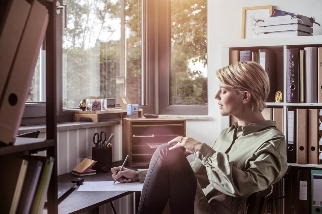 REHAU marketinga foto ar sievieti pie loga