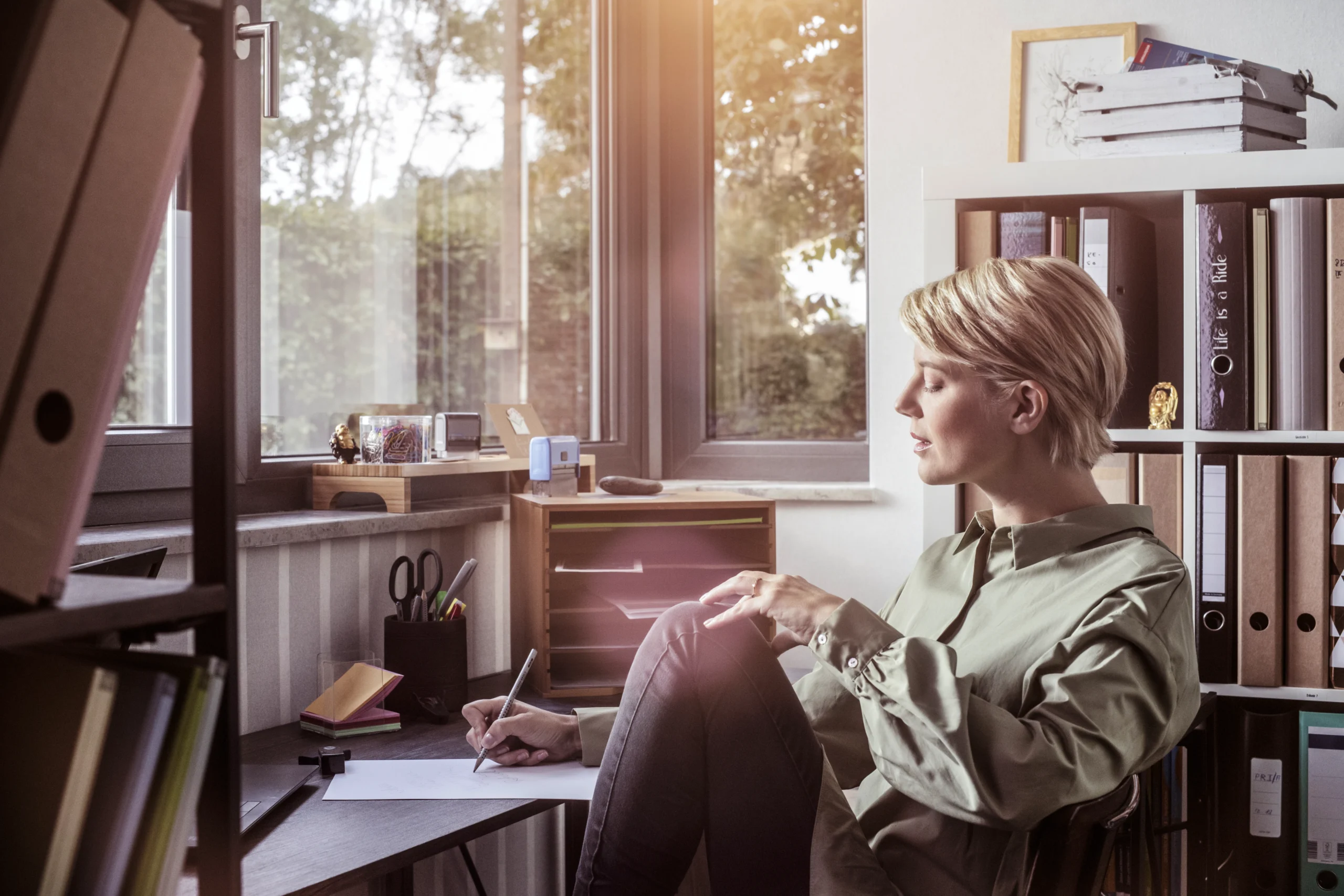 REHAU marketinga foto ar sievieti pie loga