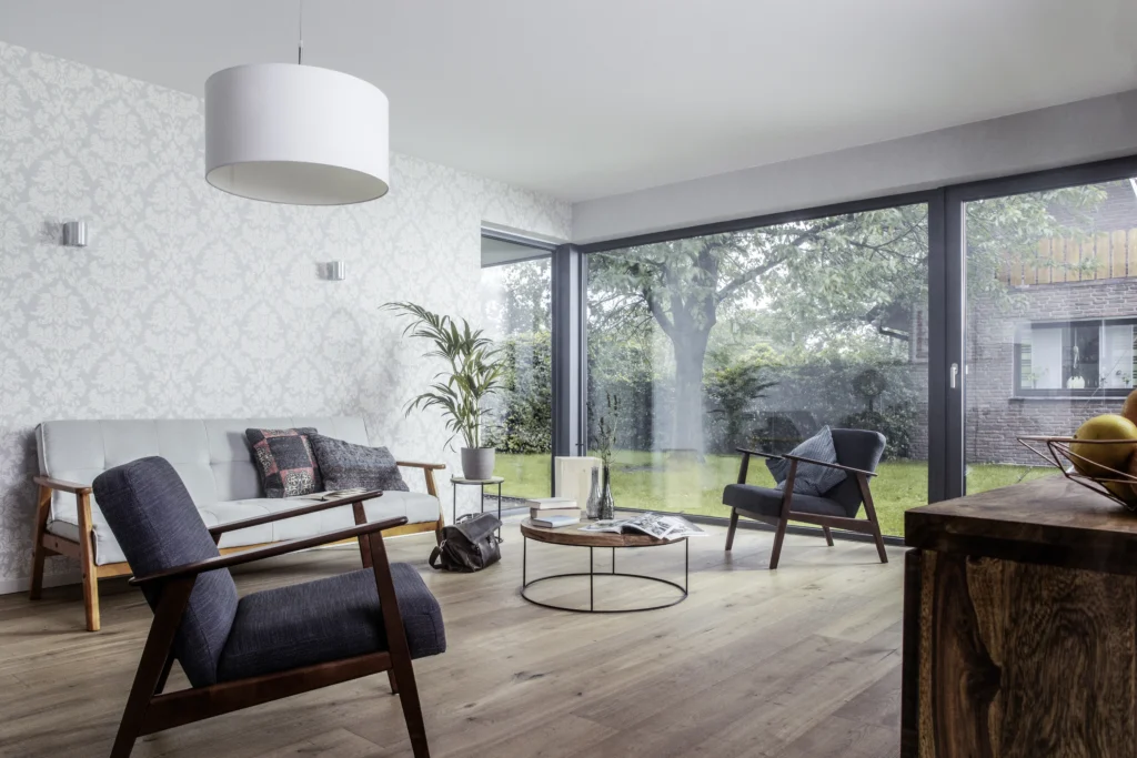 REHAU marketinga foto ar fasāžu sistēmu mājā